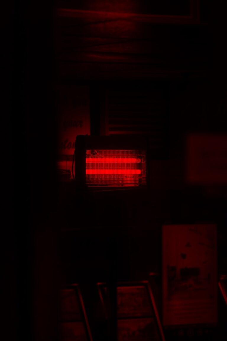 Infrarotkabine: Wie wohltuende Wärme Schmerzen lindern kann a red light in a dark room